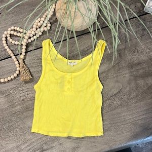 ☀️ Yellow heart and hips crop Henley tank